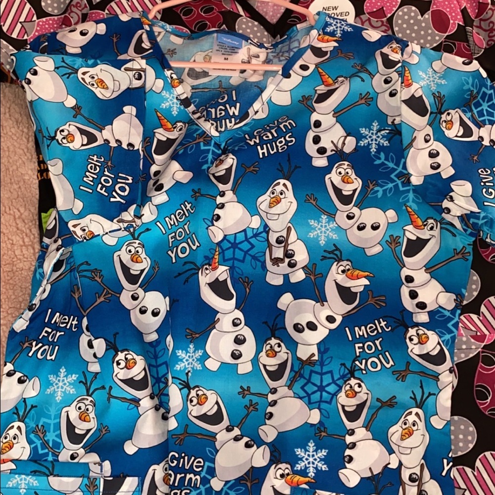 olaf scrub top size medium never worn